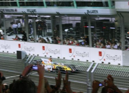 Fernando Alonso kör i mål som vinnare av Singapore GP. Klicka på bilden för att se filemn från Singapore GP
