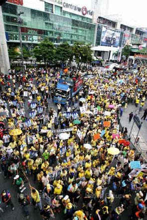 Protester av People's Alliance for Democracy, PAD, vid Central World köpcentrum idag måndag